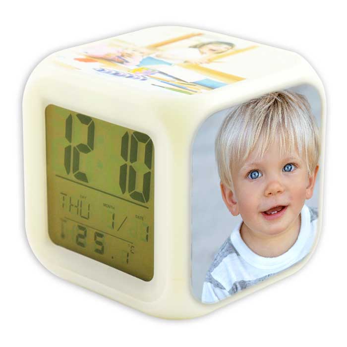 שעון מעורר קובייה עם תמונה של הילד
